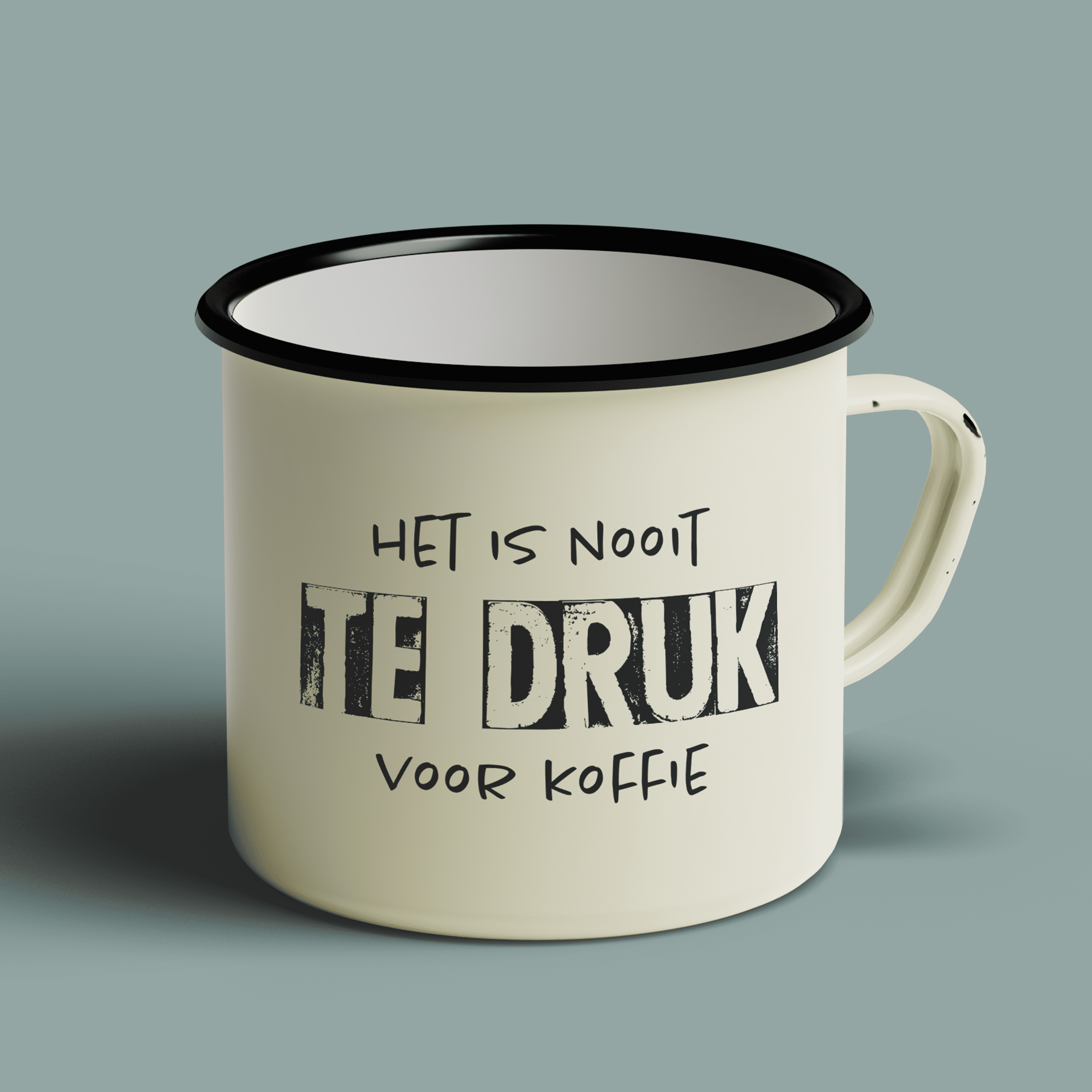 Emaille mok met bedrukking: het is nooit te DRUK voor koffie.